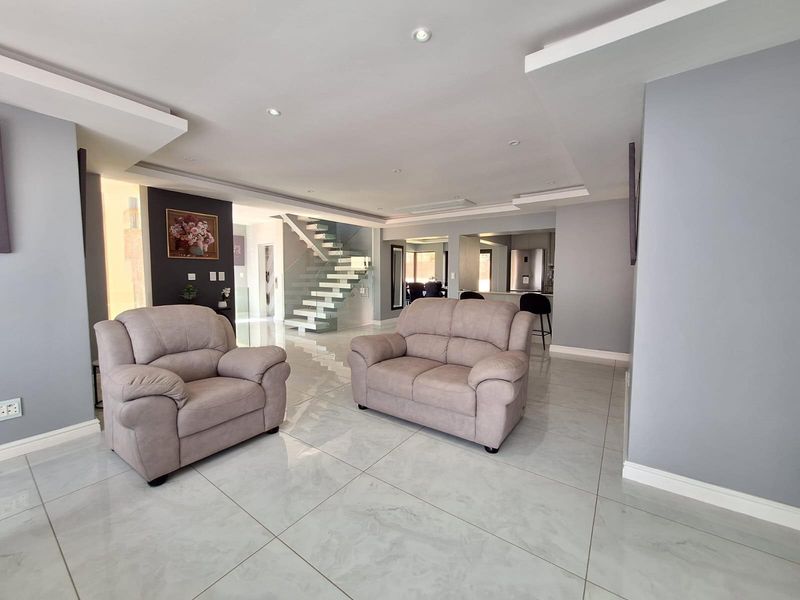 Modern Three-Bedroom Home For Sale in Izinga Ridge, Umhlanga KwaZulu Natal - Photo 7