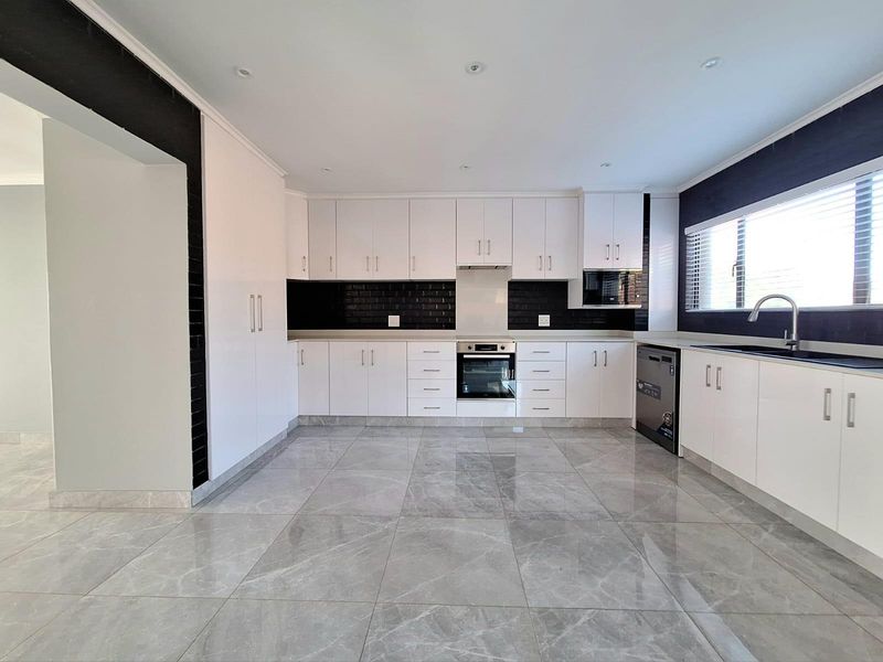 Modern Three-Bedroom Home For Sale in Izinga Ridge, Umhlanga, KwaZulu Natal - Photo 8