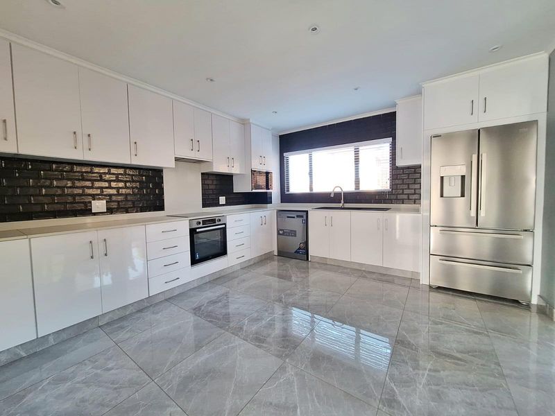 Modern Three-Bedroom Home For Sale in Izinga Ridge, Umhlanga, KwaZulu Natal - Photo 9