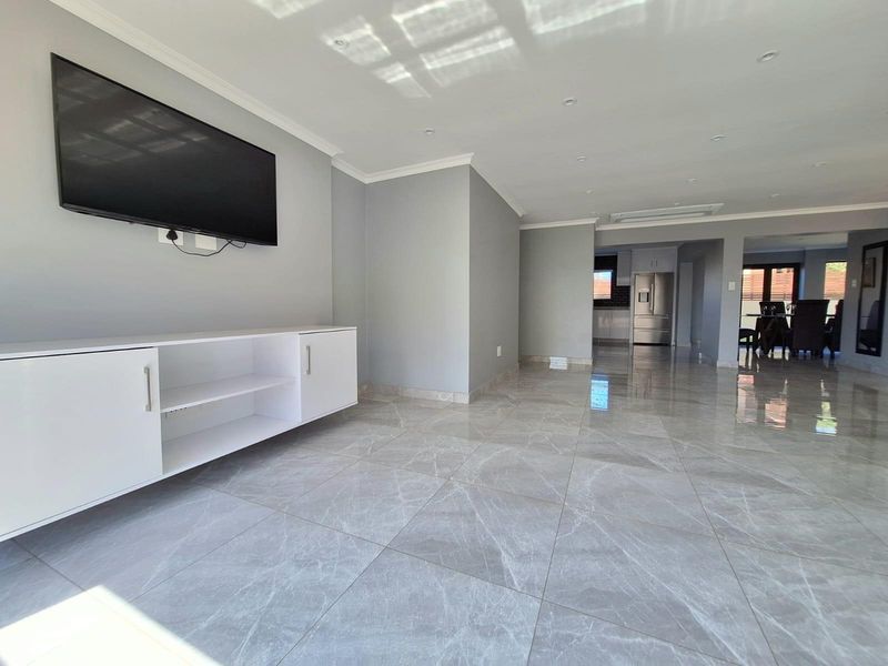 Modern Three-Bedroom Home For Sale in Izinga Ridge, Umhlanga, KwaZulu Natal - Photo 4