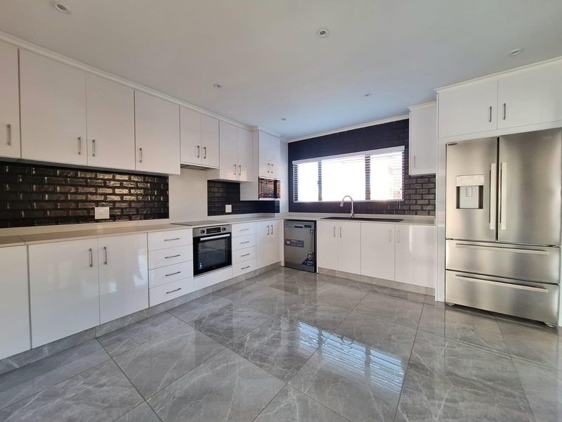 Modern Three-Bedroom Home For Sale in Izinga Ridge, Umhlanga, KwaZulu Natal - Photo 6