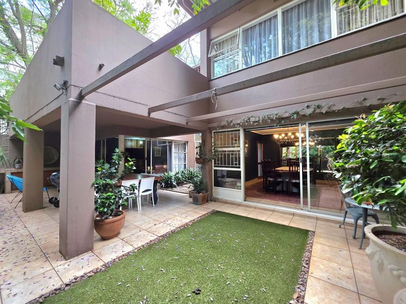 Spacious Duplex Townhouse - A Home Alive With Character, Colour and Creativity - Photo 2