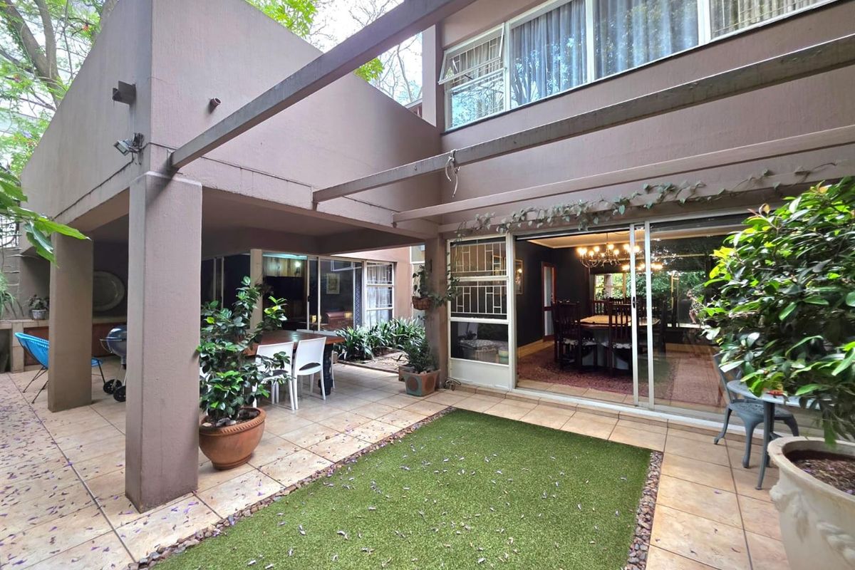 Spacious Duplex Townhouse - A Home Alive With Character, Colour and Creativity - Photo 2