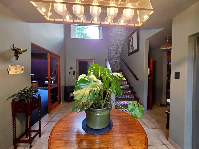 Spacious Duplex Townhouse - A Home Alive With Character, Colour and Creativity - Photo 3