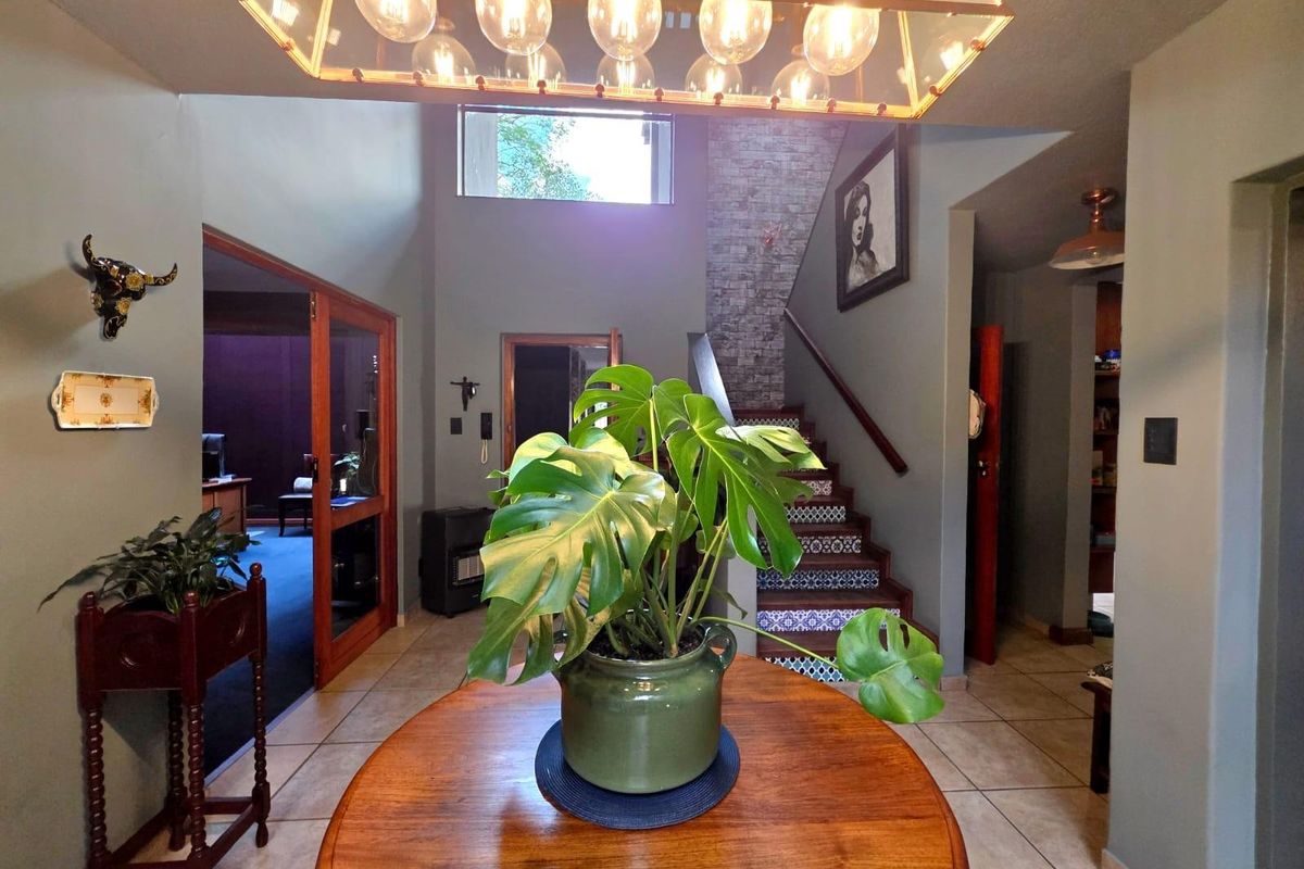 Spacious Duplex Townhouse - A Home Alive With Character, Colour and Creativity - Photo 3