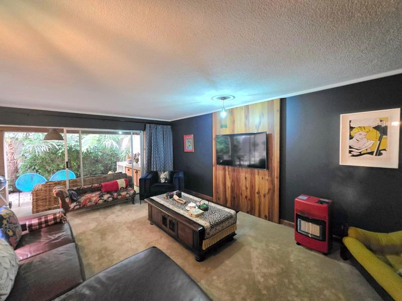 Spacious Duplex Townhouse - A Home Alive With Character, Colour and Creativity - Photo 8