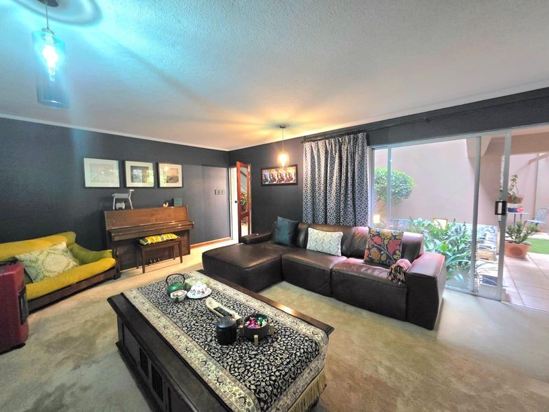 Spacious Duplex Townhouse - A Home Alive With Character, Colour and Creativity - Photo 7