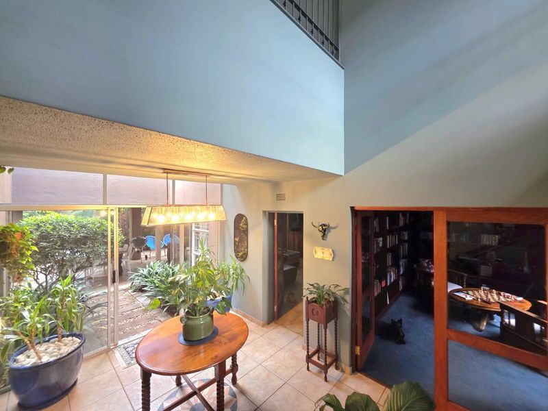 Spacious Duplex Townhouse - A Home Alive With Character, Colour and Creativity - Photo 4