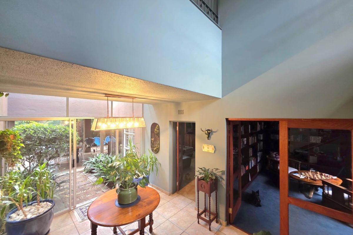 Spacious Duplex Townhouse - A Home Alive With Character, Colour and Creativity - Photo 4