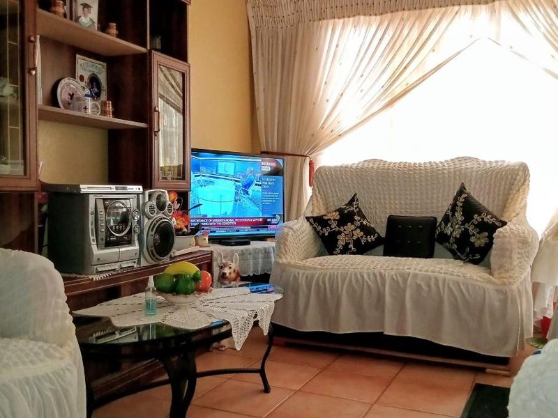 Low-Maintenance 2-Bed with Palisade Fence, Alarm For Sale in Boikhutso, North West. - Photo 9