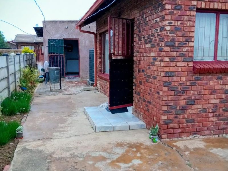 Low-Maintenance 2-Bed with Palisade Fence, Alarm For Sale in Boikhutso, North West. - Photo 5