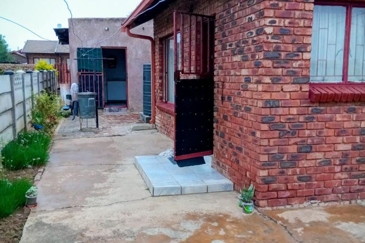 Low-Maintenance 2-Bed with Palisade Fence, Alarm For Sale in Boikhutso, North West. - Photo 5