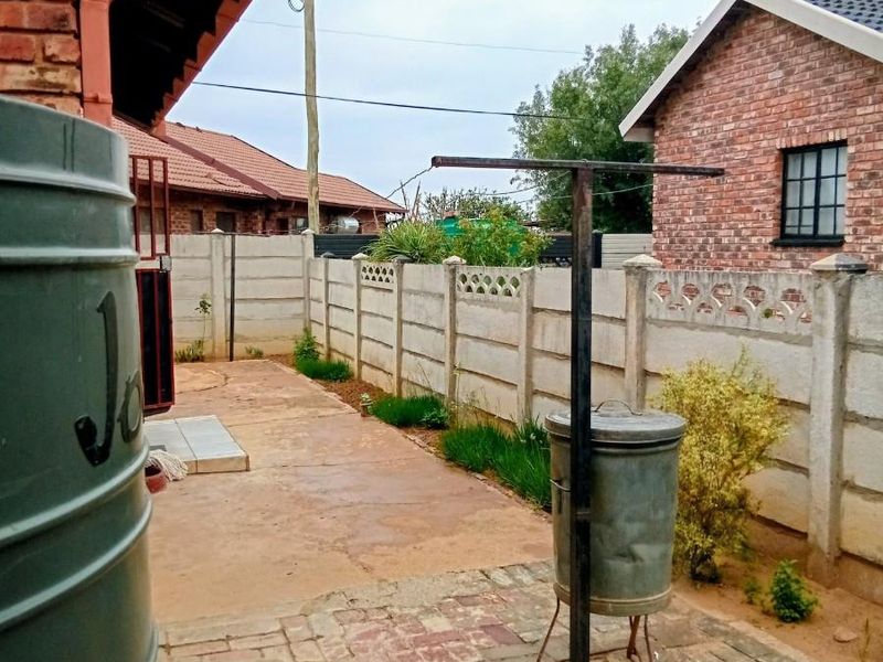 Low-Maintenance 2-Bed with Palisade Fence, Alarm For Sale in Boikhutso, North West. - Photo 4
