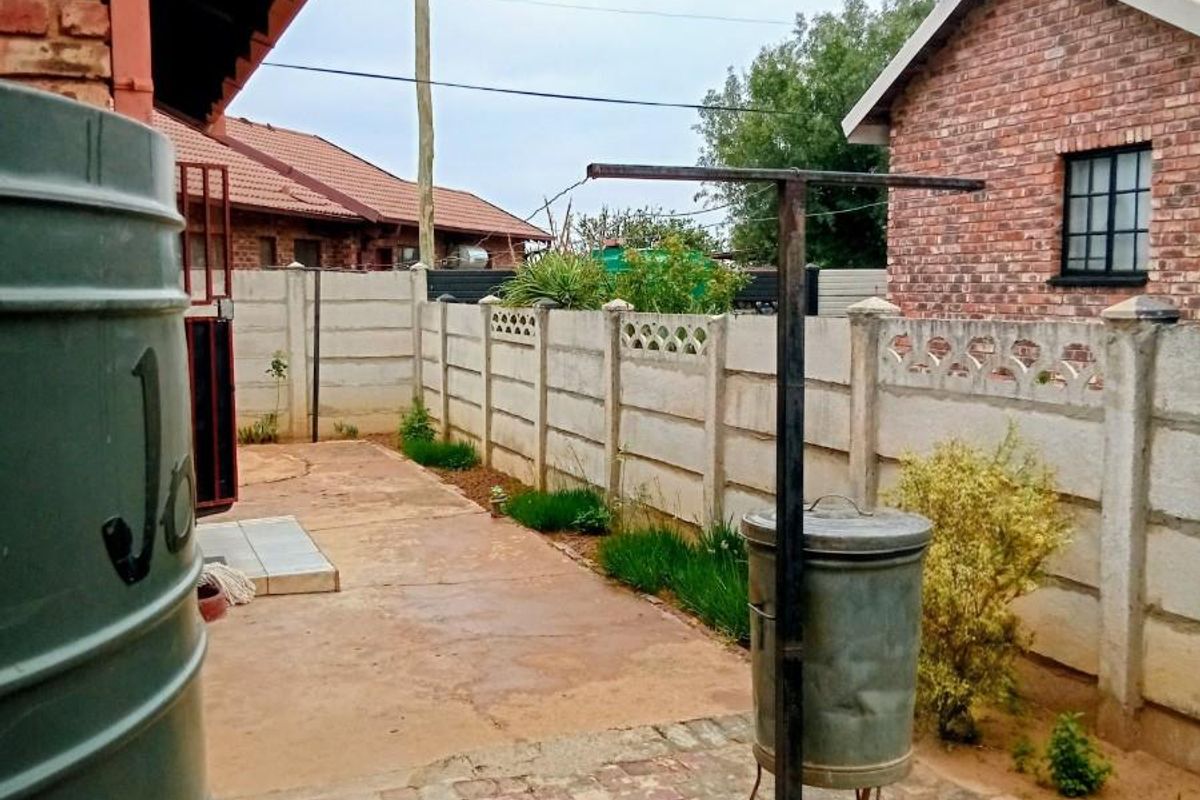 Low-Maintenance 2-Bed with Palisade Fence, Alarm For Sale in Boikhutso, North West. - Photo 4