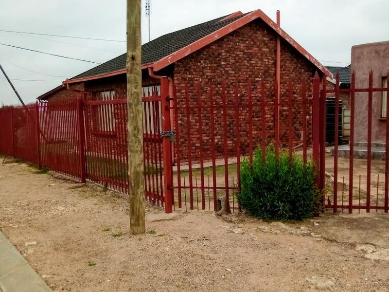 Low-Maintenance 2-Bed with Palisade Fence, Alarm For Sale in Boikhutso, North West. - Photo 3