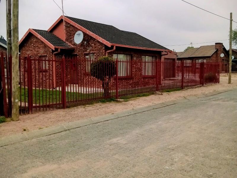 Low-Maintenance 2-Bed with Palisade Fence, Alarm For Sale in Boikhutso, North West. - Photo 2