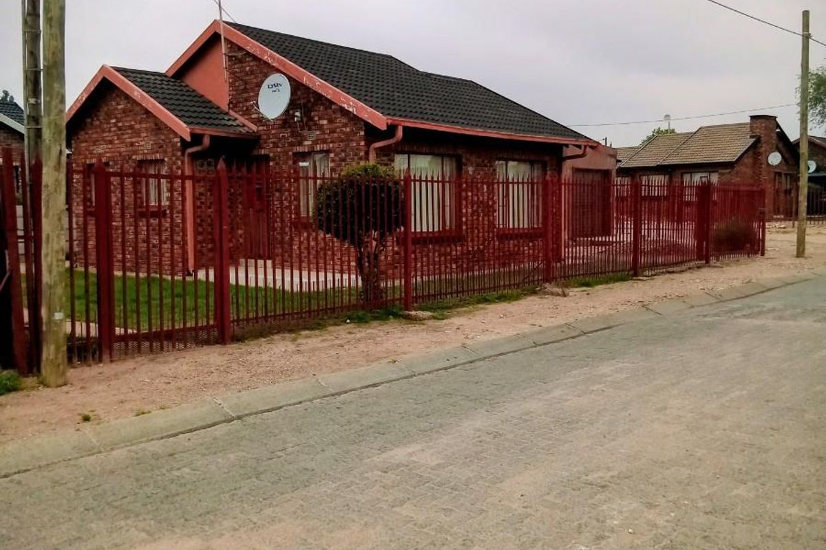 Low-Maintenance 2-Bed with Palisade Fence, Alarm For Sale in Boikhutso, North West. - Photo 2