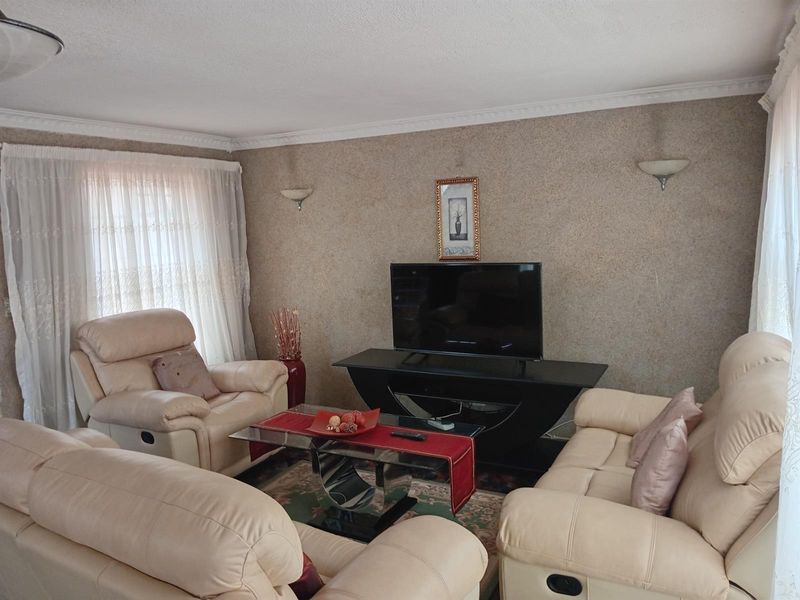 Apartment For Sale in Corlett Gardens, Johannesburg - Photo 5