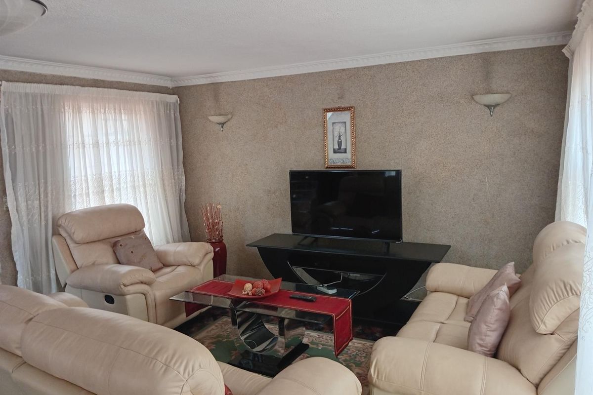 Apartment For Sale in Corlett Gardens, Johannesburg - Photo 5