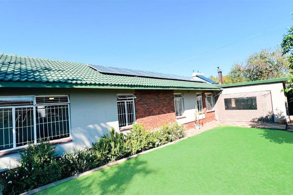 Spacious 4 Bedroom Family Home in Popular Voortrekker Area, Secunda. - Photo 3