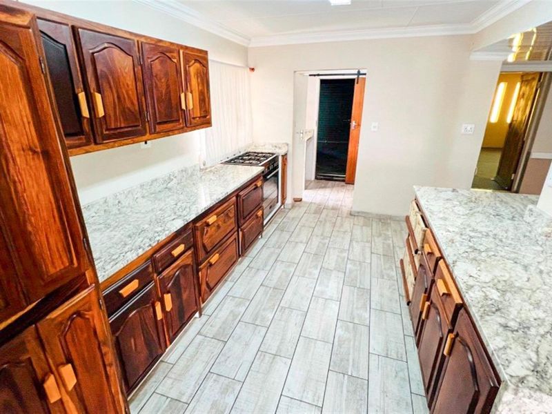 Spacious 4 Bedroom Family Home in Popular Voortrekker Area, Secunda. - Photo 9