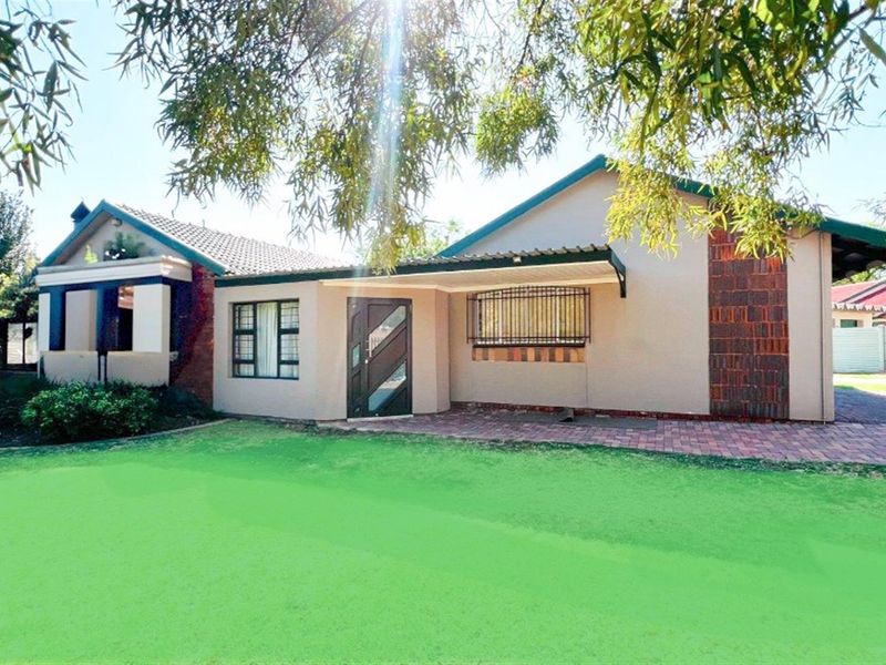Spacious 4 Bedroom Family Home in Popular Voortrekker Area, Secunda. - Photo 2