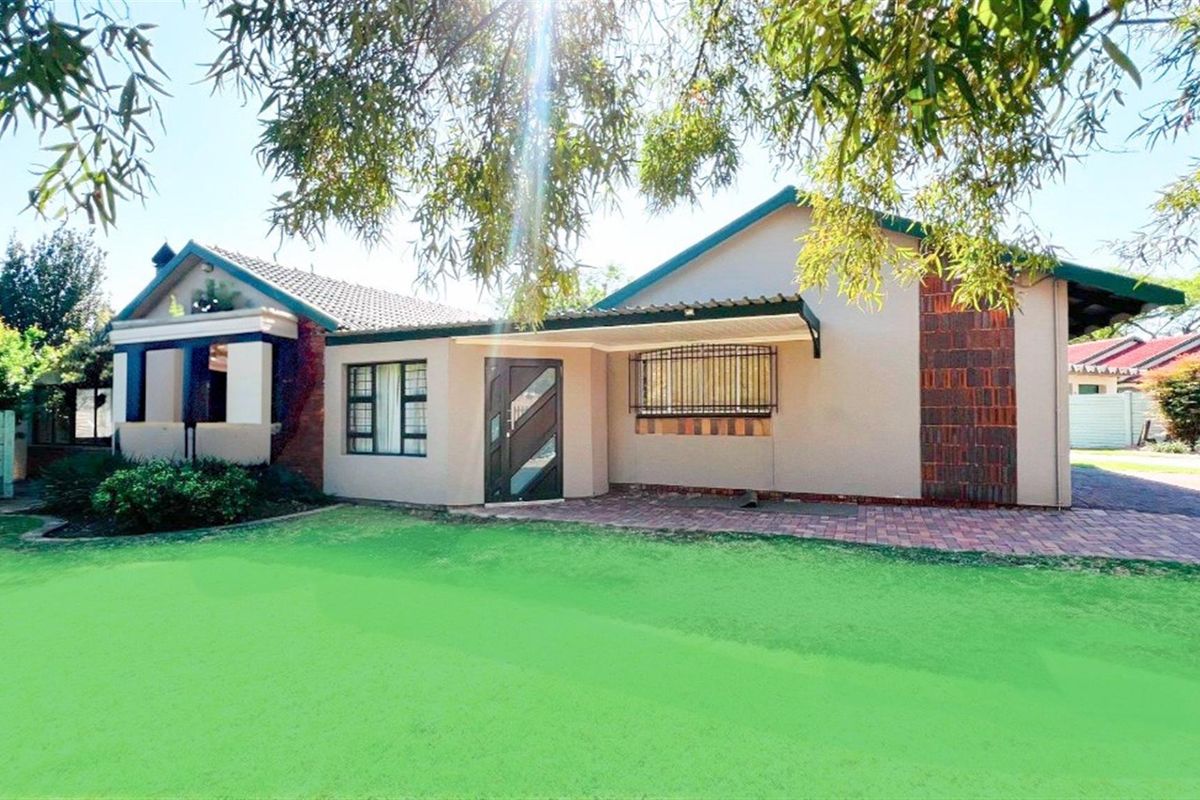 Spacious 4 Bedroom Family Home in Popular Voortrekker Area, Secunda. - Photo 2