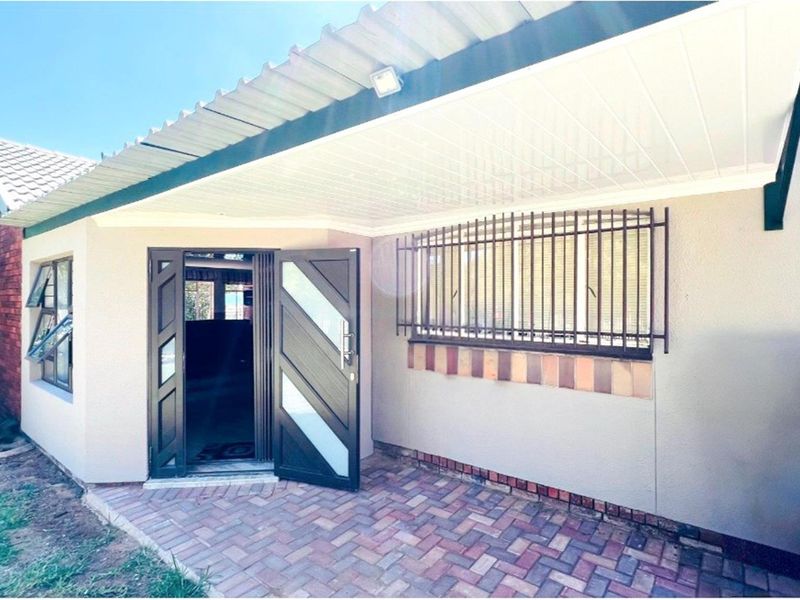 Spacious 4 Bedroom Family Home in Popular Voortrekker Area, Secunda. - Photo 4