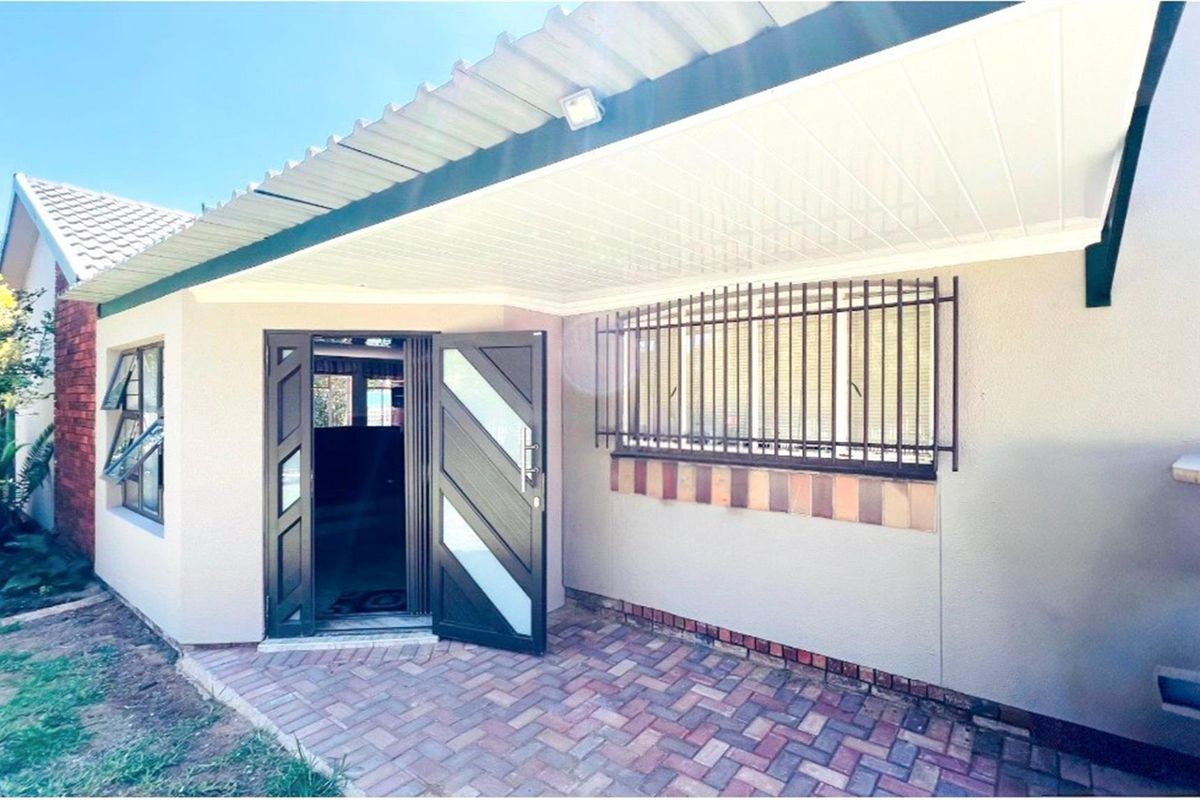 Spacious 4 Bedroom Family Home in Popular Voortrekker Area, Secunda. - Photo 4