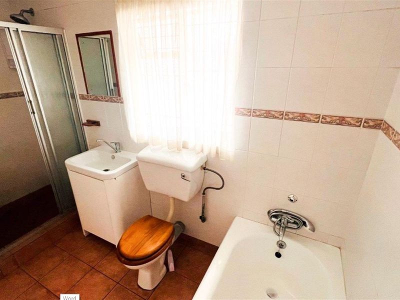 Spacious 4 Bedroom Family Home in Popular Voortrekker Area, Secunda. - Photo 10