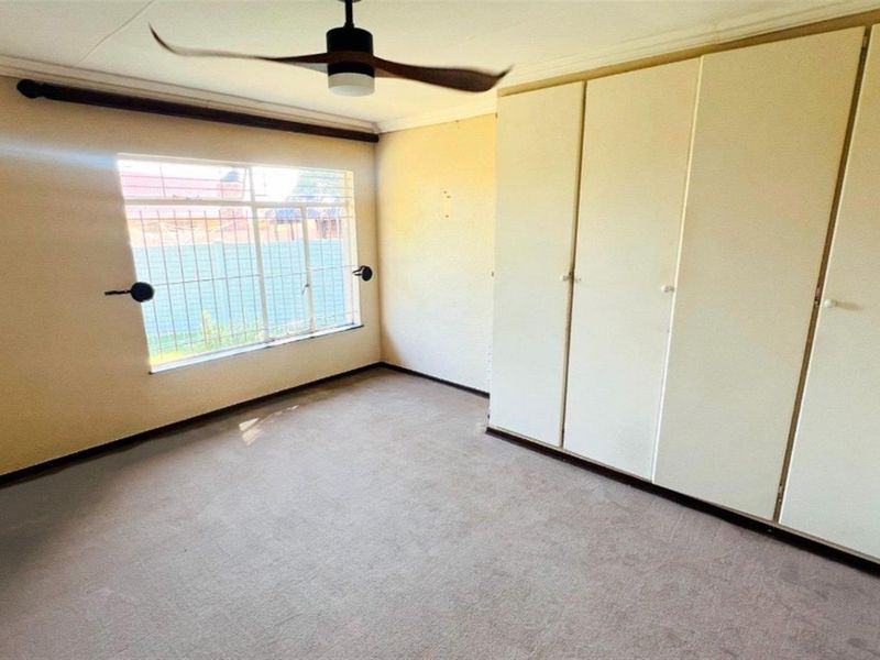 Spacious 4 Bedroom Family Home in Popular Voortrekker Area, Secunda. - Photo 8