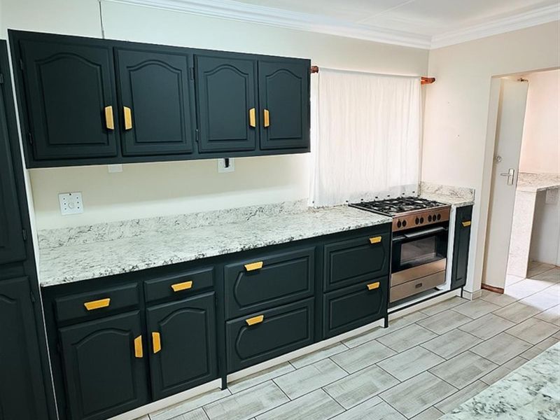 Spacious 4 Bedroom Family Home in Popular Voortrekker Area, Secunda. - Photo 5