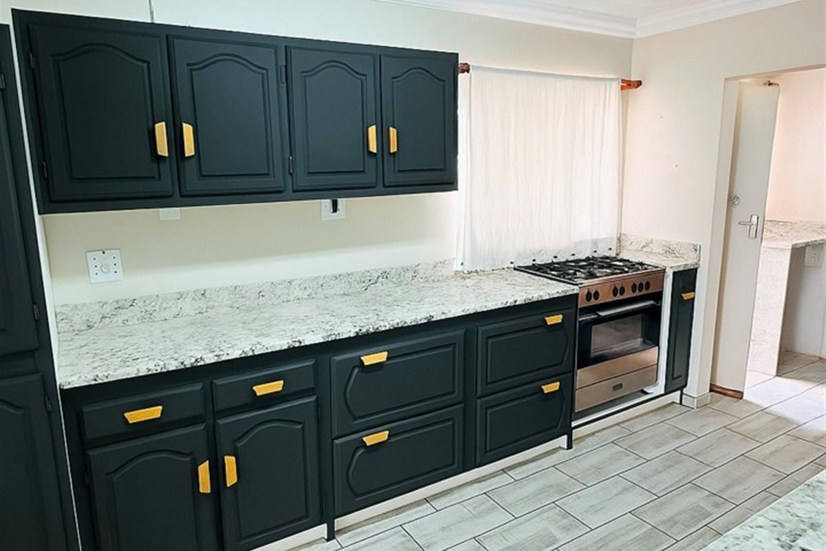 Spacious 4 Bedroom Family Home in Popular Voortrekker Area, Secunda. - Photo 5