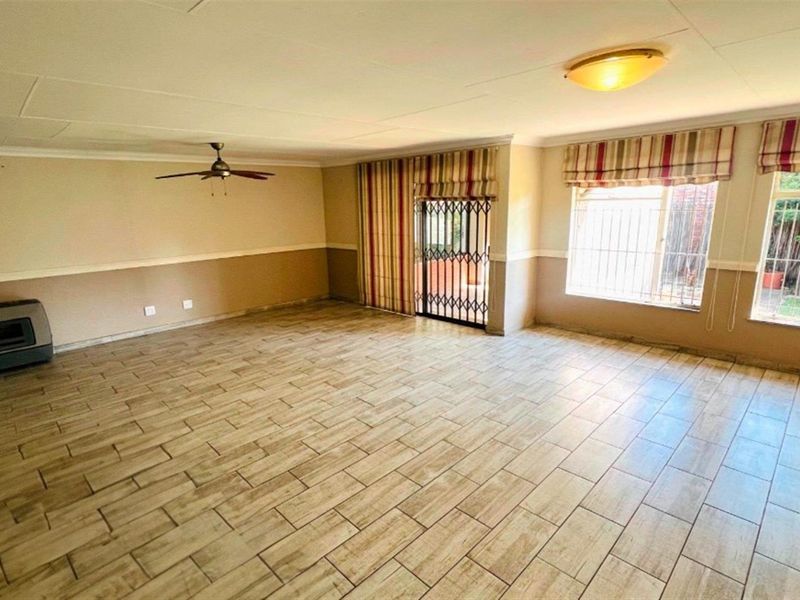 Spacious 4 Bedroom Family Home in Popular Voortrekker Area, Secunda. - Photo 6