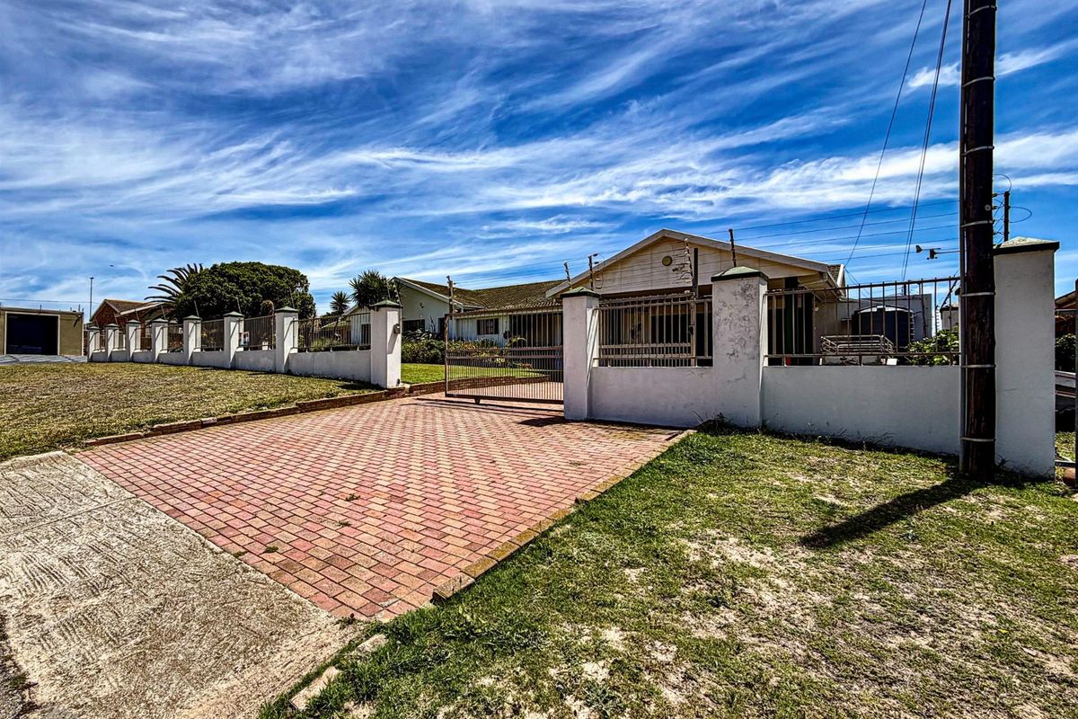 Well-Located Home Near the Beach | Listed by Danté Koen + Tanya Ruppersburg, eXp Realty - Photo 3
