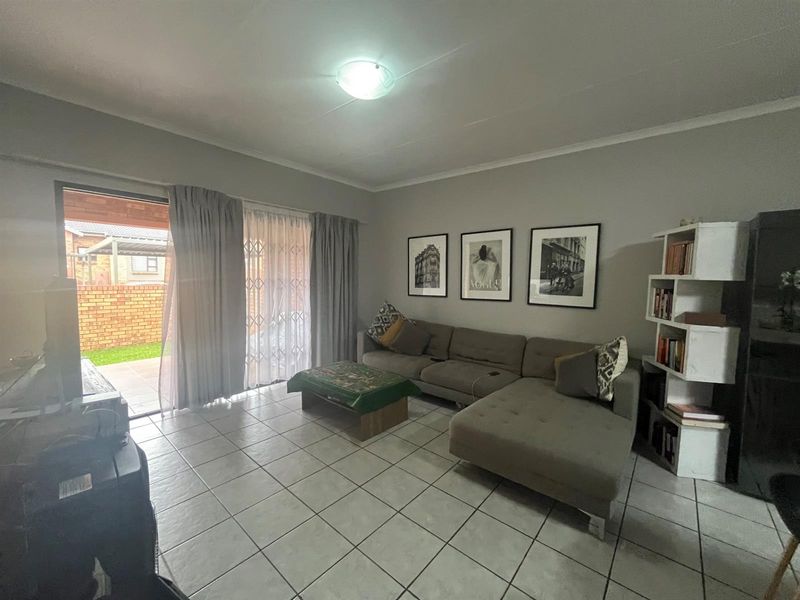 Charming 2 Bedroom, 2 Bathroom Simplex with Private Garden - Photo 6