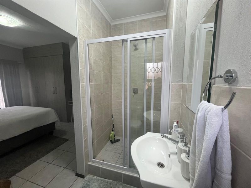 Charming 2 Bedroom, 2 Bathroom Simplex with Private Garden - Photo 9