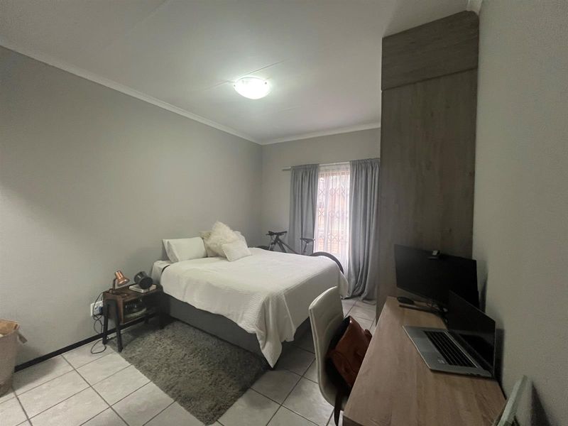 Charming 2 Bedroom, 2 Bathroom Simplex with Private Garden - Photo 8