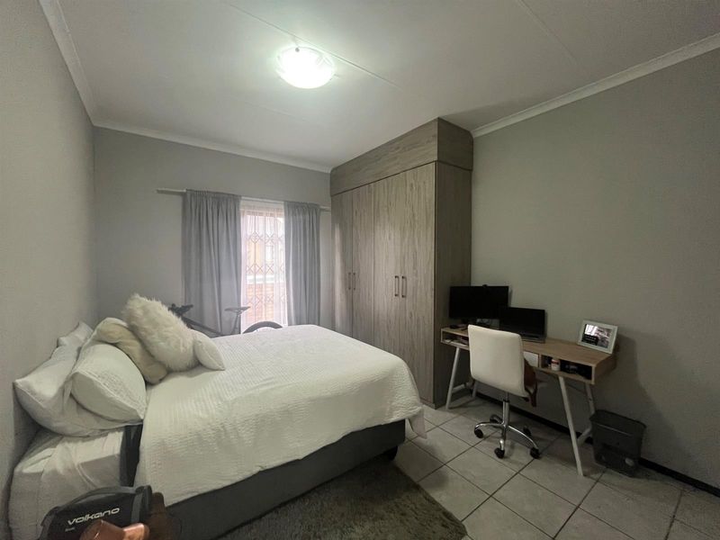 Charming 2 Bedroom, 2 Bathroom Simplex with Private Garden - Photo 7