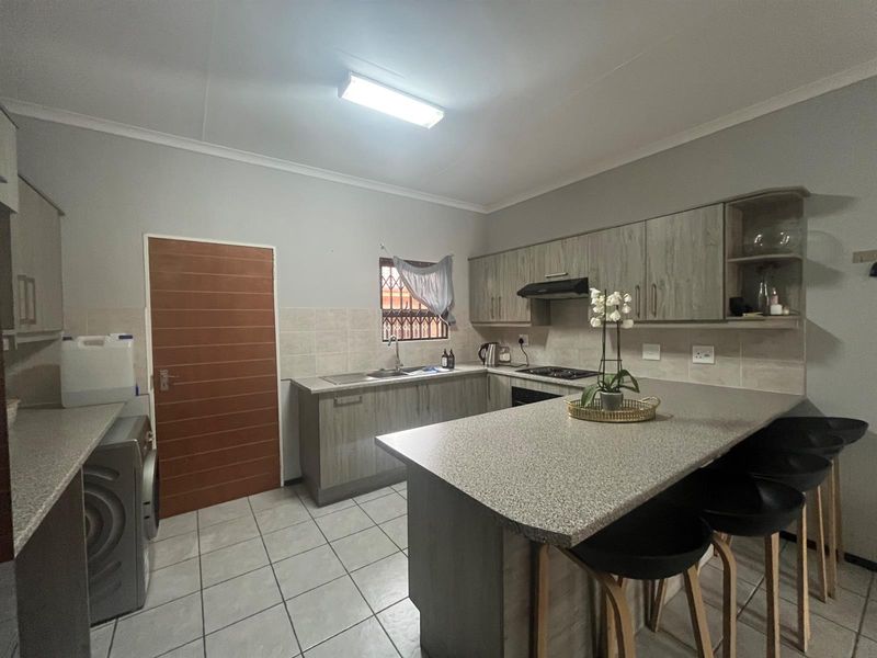 Charming 2 Bedroom, 2 Bathroom Simplex with Private Garden - Photo 4