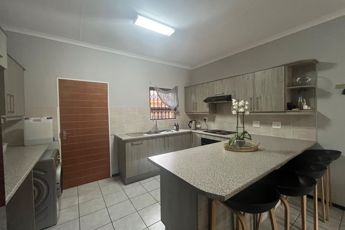 Charming 2 Bedroom, 2 Bathroom Simplex with Private Garden - Photo 4