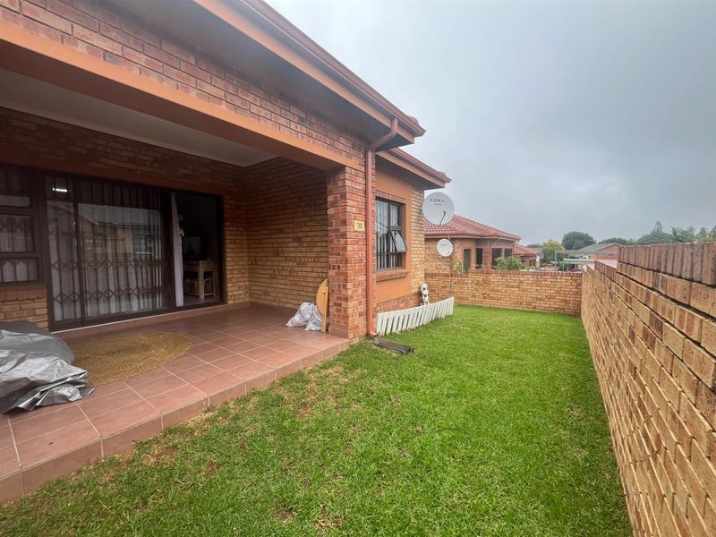 Charming 2 Bedroom, 2 Bathroom Simplex with Private Garden - Photo 2