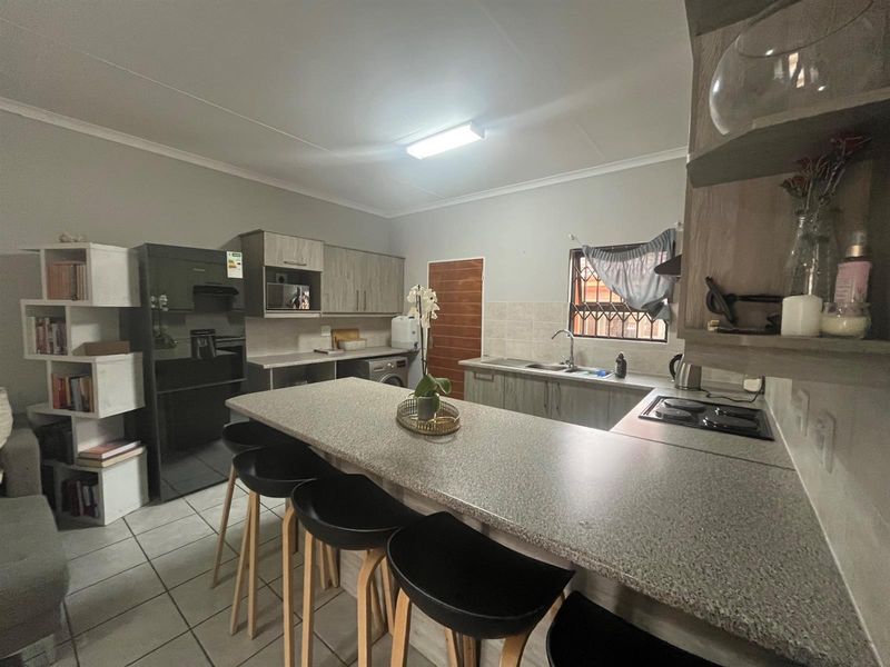 Charming 2 Bedroom, 2 Bathroom Simplex with Private Garden - Photo 5