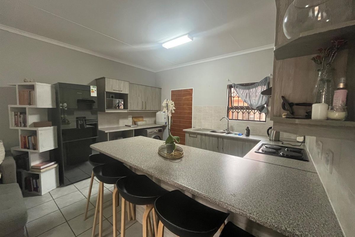 Charming 2 Bedroom, 2 Bathroom Simplex with Private Garden - Photo 5