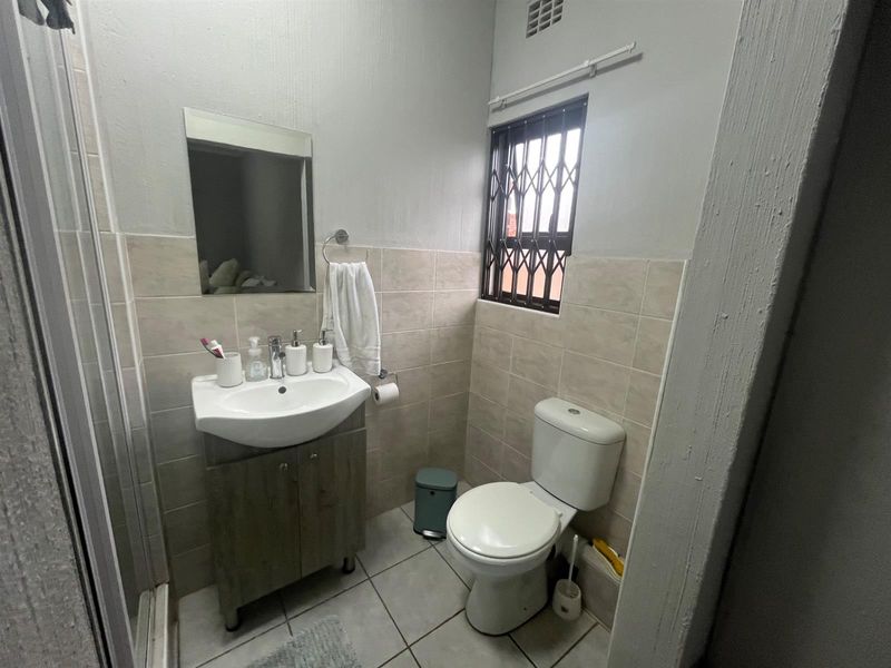 Charming 2 Bedroom, 2 Bathroom Simplex with Private Garden - Photo 10