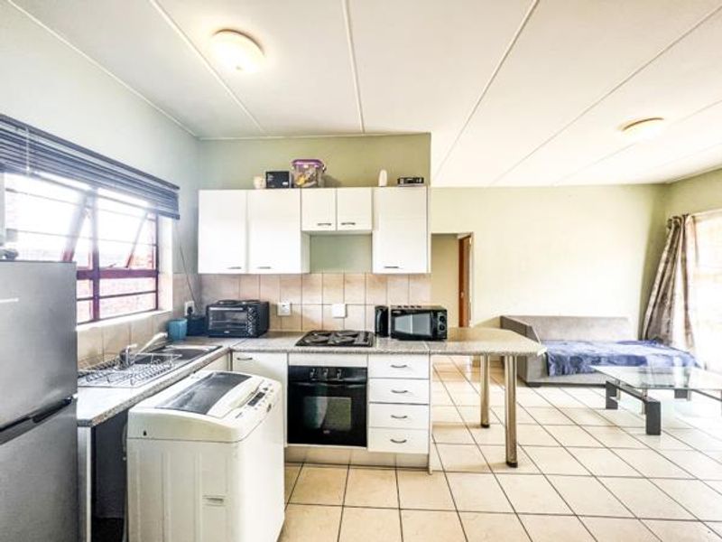 2 Bed 2 Bath Apartment For Sale in North Riding AH, Randburg - Photo 3