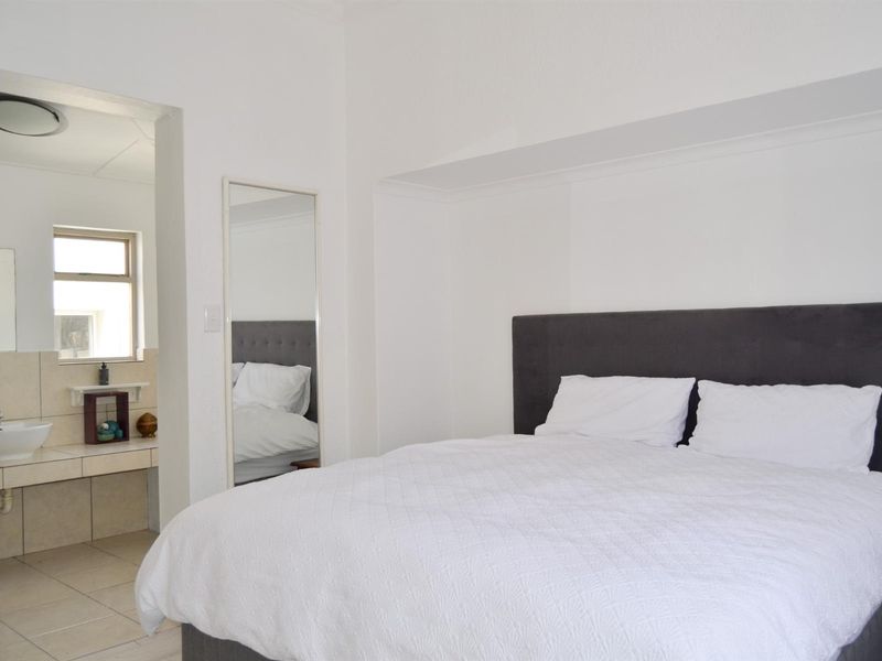 Versatile 4-Bedroom Family Home in Lakeside - Great Income Opportunity - Photo 6