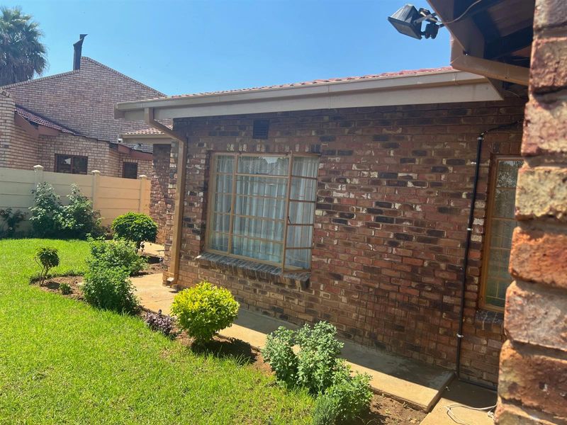 3 bedroom house golf view mafikeng for sale - Photo 2