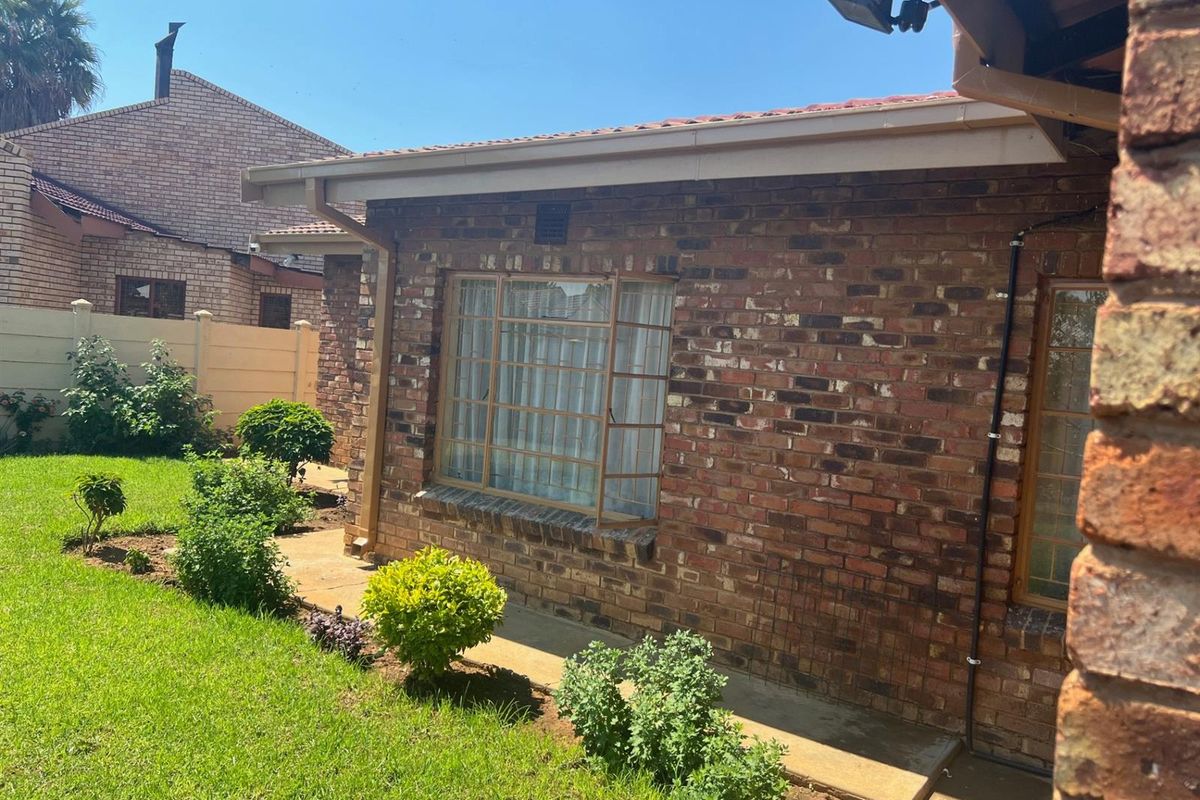 3 bedroom house golf view mafikeng for sale - Photo 2