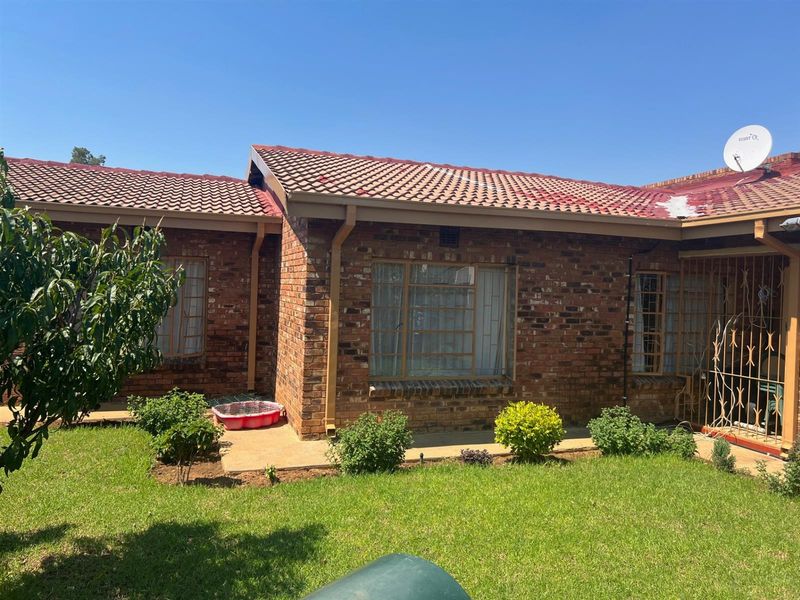 3 bedroom house golf view mafikeng for sale - Photo 3